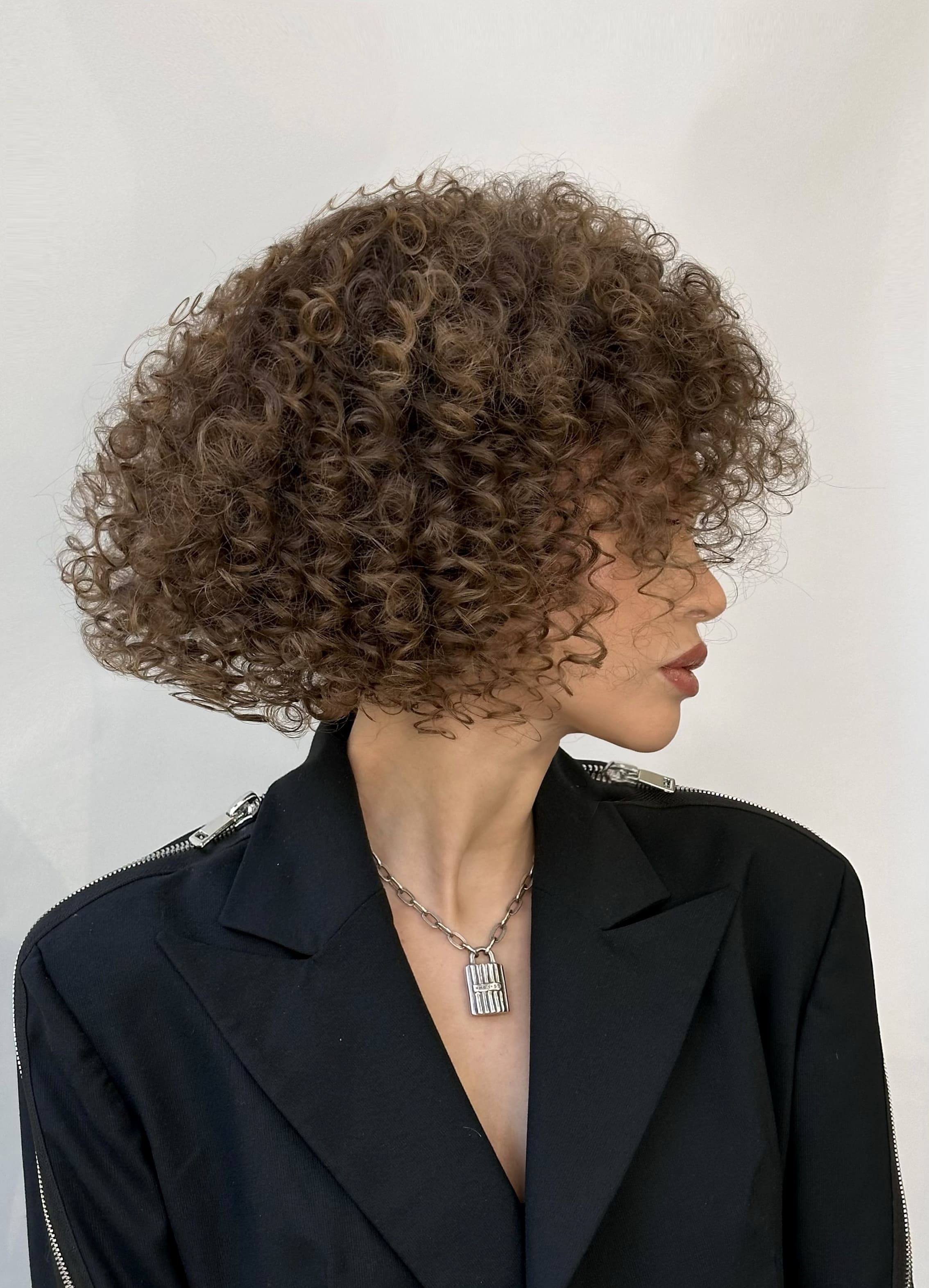 Уход за кудрявыми волосами: увлажнение, четкий завиток и сияние без пушистости